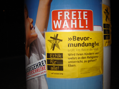 9.1.2009 – Die Pro Reli-Litfaßsäule wurde umfassend ergänzt. Foto: Eva Maier, Berlin