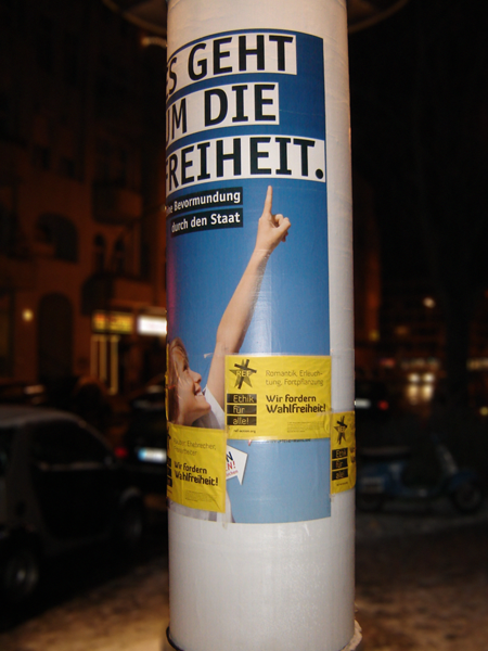 9.1.2008 – Eine Pro Reli-Litfaßsäule mit ergänzenden REF-Plakaten. Foto: Eva Maier, Berlin